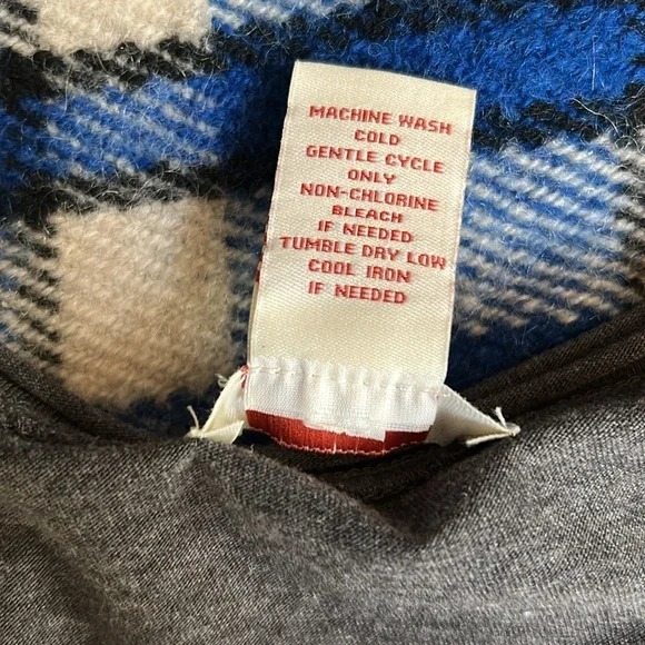 Sundance Red Valor Top, Size Medium. Elastic at sleeve and side hip. - Picture 7 of 7